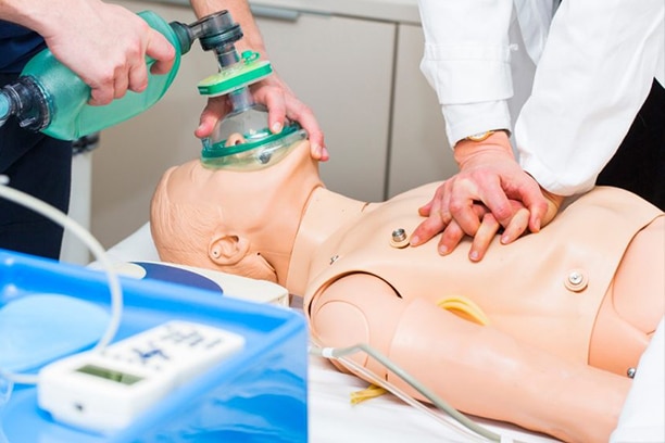 student learning advanced cardiovascular life support in certification course